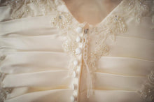 Load image into Gallery viewer, David Tutera for Mon Cheri &#39;Classic&#39; size 4 used wedding dress back view close up
