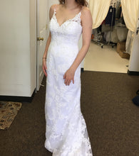 Load image into Gallery viewer, Casablanca &#39;1975&#39; size 6 new wedding dress front view on bride
