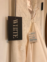 Load image into Gallery viewer, Vera Wang White &#39;351427&#39; size 4 new wedding dress back view on hanger

