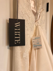 Vera Wang White '351427' size 4 new wedding dress back view on hanger