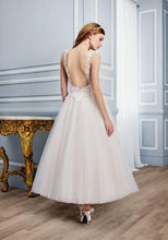 Load image into Gallery viewer, Moonlight &#39;Tango T750&#39; size 6 new wedding dress back view on model
