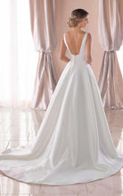 Load image into Gallery viewer, Stella York &#39;6758&#39; size 8 used wedding dress back view on model
