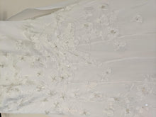 Load image into Gallery viewer, David&#39;s Bridal &#39;Strapless&#39; size 4 used wedding dress close up of fabric
