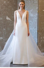 Load image into Gallery viewer, Romona Keveza &#39;8400&#39; size 8 used wedding dress front view on model
