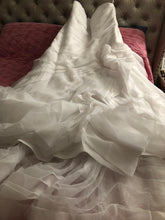 Load image into Gallery viewer, Vera Wang White &#39;Trumpet&#39; size 24 new wedding dress front view on hanger
