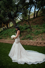 Load image into Gallery viewer, Stella York &#39;6541&#39; size 6 used wedding dress side view on bride
