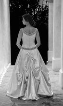 Load image into Gallery viewer, Judd Waddell &#39;Gwen&#39; size 6 used wedding dress back view on bride
