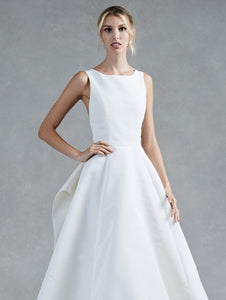 Oscar de la Renta 'Hayden' size 4 used wedding dress front view on model