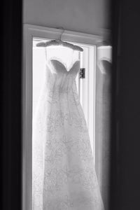 Oscar de la Renta '44E07' size 4 sample wedding dress front view on hanger