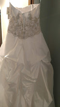 Load image into Gallery viewer, David&#39;s Bridal &#39;V9202&#39; size 10 new wedding dress back view on hanger
