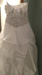 David's Bridal 'V9202' size 10 new wedding dress back view on hanger