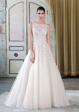 Load image into Gallery viewer, Justin Alexander &#39;9795&#39; size 4 used wedding dress front view on model
