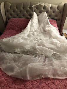 Vera Wang White 'Trumpet' size 24 new wedding dress front view on hanger