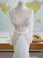 Load image into Gallery viewer, Lian Rokman &#39;Sea Shells&#39; size 4 used wedding dress front view close up
