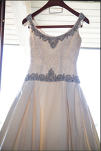 Load image into Gallery viewer, Judd Waddell &#39;Gwen&#39; size 6 used wedding dress front view on hanger
