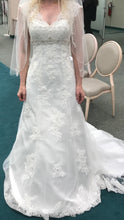 Load image into Gallery viewer, David&#39;s Bridal &#39;Cap Sleeve&#39; size 2 new wedding dress front view on bride

