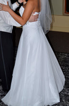 Load image into Gallery viewer, David&#39;s Bridal &#39;9409&#39; size 8 used wedding dress side view on bride
