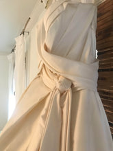 Load image into Gallery viewer, Modern Trousseau &#39;Mina&#39; size 8 sample wedding dress view of waistline
