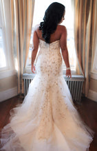 Load image into Gallery viewer, Mori Lee &#39;2790&#39; size 8 used wedding dress back view on bride
