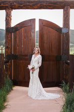 Load image into Gallery viewer, Wtoo &#39;Anastasia&#39; size 4 used wedding dress front view on bride
