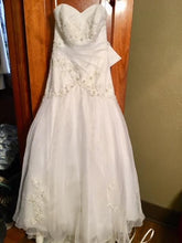 Load image into Gallery viewer, David&#39;s Bridal &#39;Beaded&#39; size 0 used wedding dress front view on hanger
