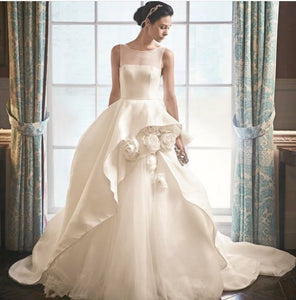 Monique Lhuillier 'Huntington' size 6 new wedding dress front view on model