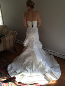 Oscar de la Renta '22n07' size 2 new wedding dress back view on bride