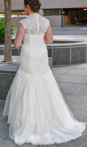 Melissa Sweet 'Cap Sleeve Lace' size 12 used wedding dress back view on bride