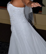 Load image into Gallery viewer, David&#39;s Bridal &#39;9409&#39; size 8 used wedding dress side view on bride
