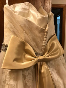 Da Vinci '50231' size 12 used wedding dress back view on hanger
