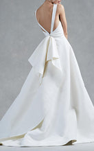 Load image into Gallery viewer, Oscar de la Renta &#39;Hayden&#39; size 4 used wedding dress back view on model
