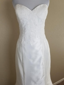 Alfred Angelo '400 Diamond White' size 10 new wedding dress front view