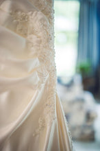 Load image into Gallery viewer, David Tutera for Mon Cheri &#39;Classic&#39; size 4 used wedding dress view of detail
