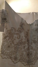 Load image into Gallery viewer, David&#39;s Bridal &#39;V9202&#39; size 10 new wedding dress view of detail
