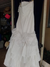 Load image into Gallery viewer, Vera Wang White &#39;Strapless White&#39; size 12 new wedding dress back view on hanger
