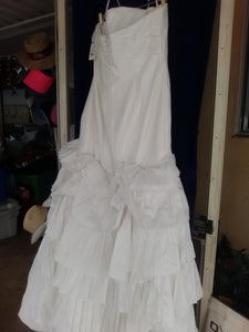 Vera Wang White 'Strapless White' size 12 new wedding dress back view on hanger
