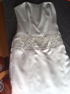 Nicole Miller 'Timeless' size 4 new wedding dress front view flat