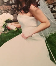 Load image into Gallery viewer, Vera Wang &#39;Emily&#39; size 8 used wedding dress side view on bride
