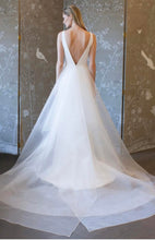 Load image into Gallery viewer, Romona Keveza &#39;8400&#39; size 8 used wedding dress back view on model
