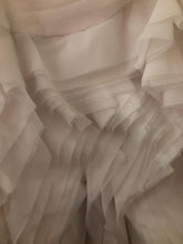Load image into Gallery viewer, Vera Wang White &#39;Trumpet&#39; size 24 new wedding dress view of layers

