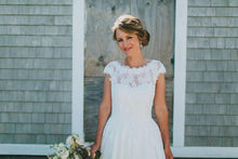 Load image into Gallery viewer, Robert Bullock &#39;Amaris&#39; size 4 used wedding dress front view on bride
