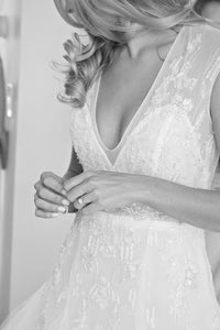 Monique Lhuillier 'Veronique' size 4 used wedding dress side view on bride