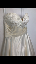 Load image into Gallery viewer, Allure &#39;P951&#39; size 6 used wedding dress front view close up
