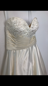 Allure 'P951' size 6 used wedding dress front view close up