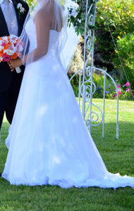 David's Bridal '9409' size 8 used wedding dress side view on bride