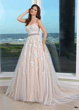 Load image into Gallery viewer, Da Vinci &#39;50231&#39; size 12 used wedding dress front view on model
