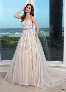 Da Vinci '50231' size 12 used wedding dress front view on model