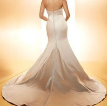 Load image into Gallery viewer, Matthew Christopher &#39;Vivian&#39; size 8 new wedding dress back view on model
