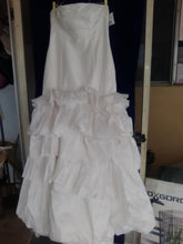 Load image into Gallery viewer, Vera Wang White &#39;Strapless White&#39; size 12 new wedding dress front view on hanger

