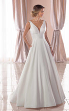 Load image into Gallery viewer, Stella York &#39;6758&#39; size 8 used wedding dress front view on model
